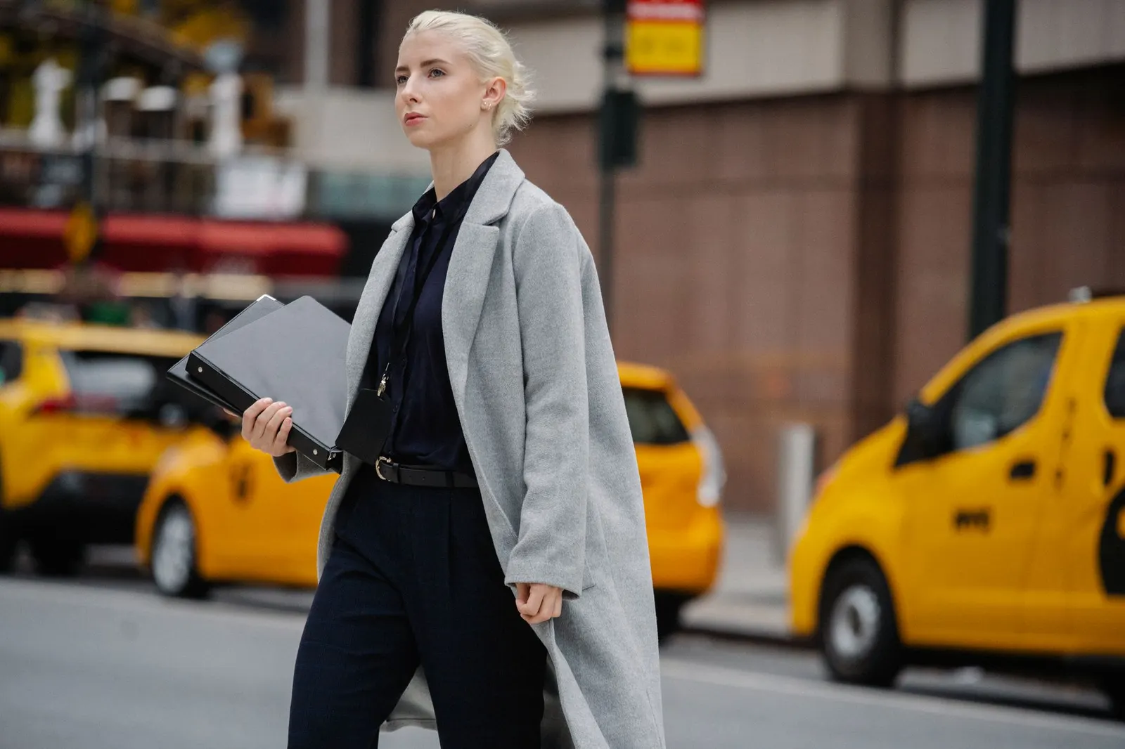 Garde-robe capsule bureau : 8 pièces, deux semaines de looks