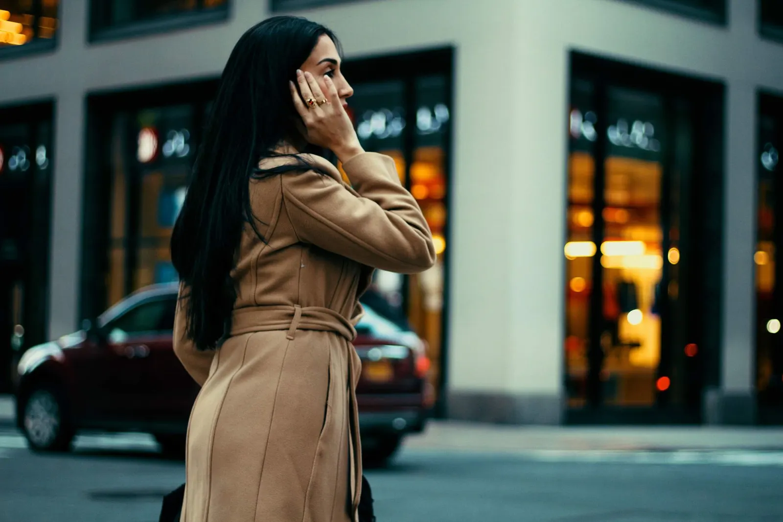 Comment porter un manteau camel : 4 silhouettes faciles